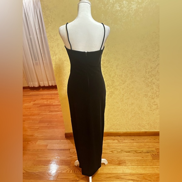 Elegant Black Evening Dress - Picture 3 of 9